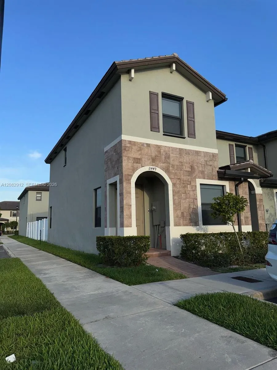 11449 W 34th Ln Hialeah, FL 33018