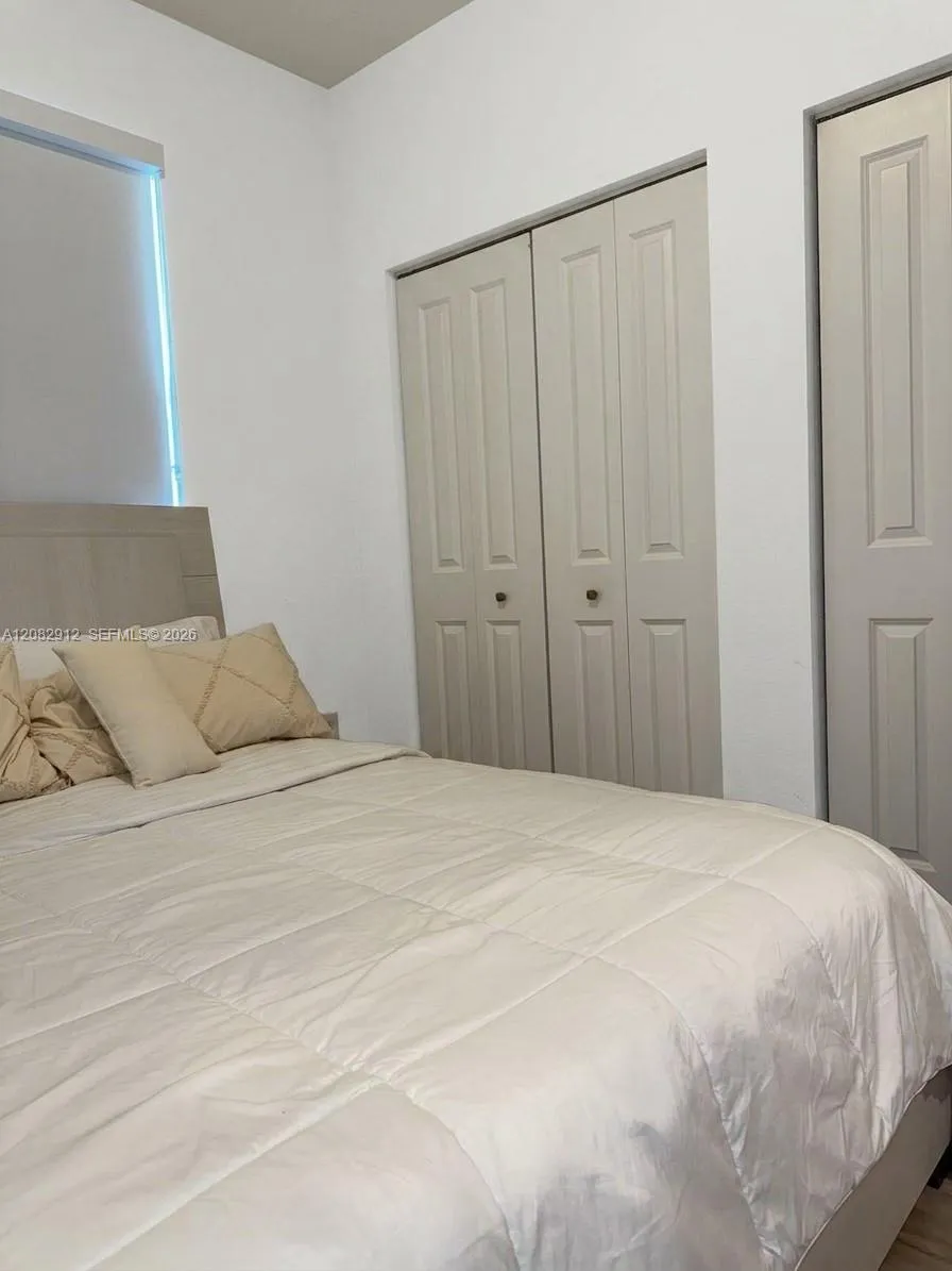 11449 W 34th Ln Hialeah, FL 33018