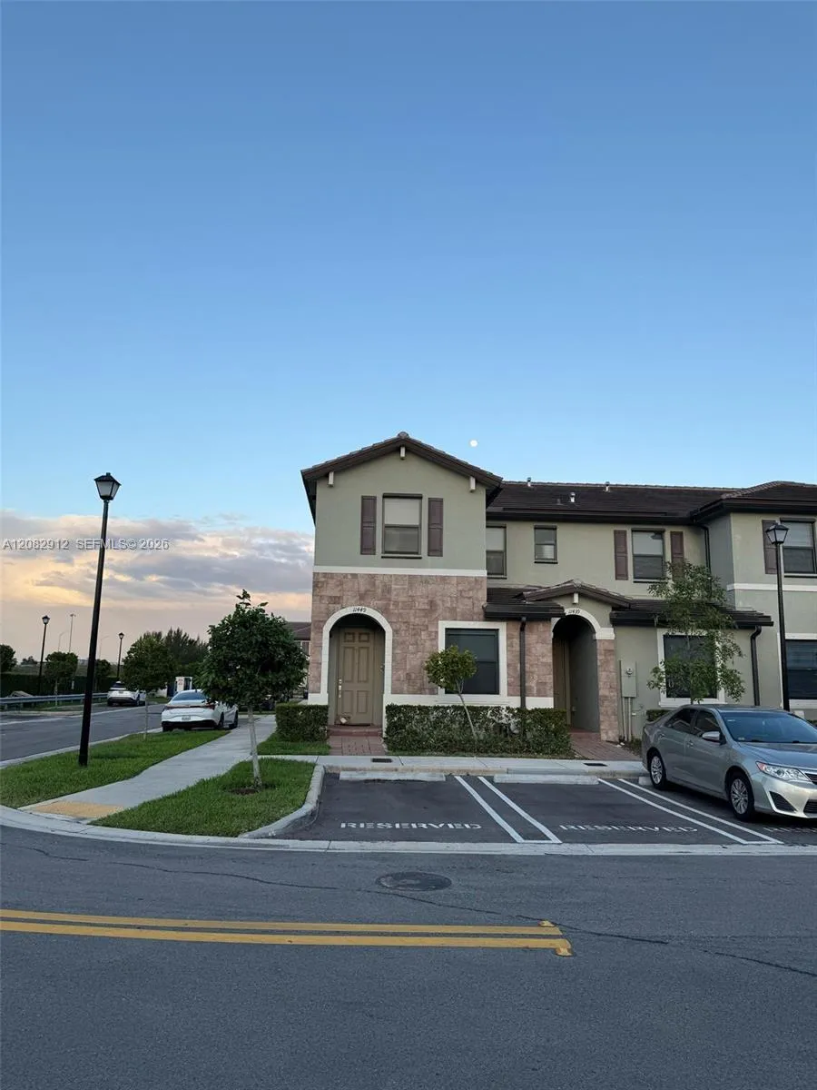 11449 W 34th Ln Hialeah, FL 33018