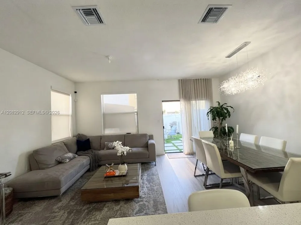 11449 W 34th Ln Hialeah, FL 33018