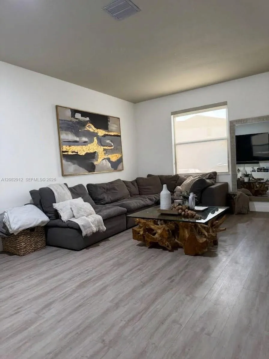 11449 W 34th Ln Hialeah, FL 33018