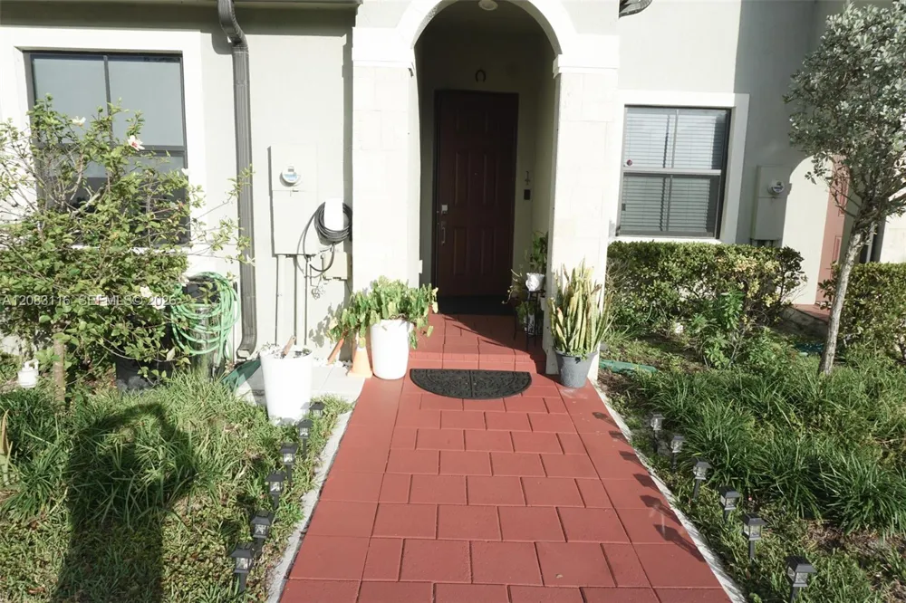 10589 W 32nd Ln Hialeah Gardens, FL 33018