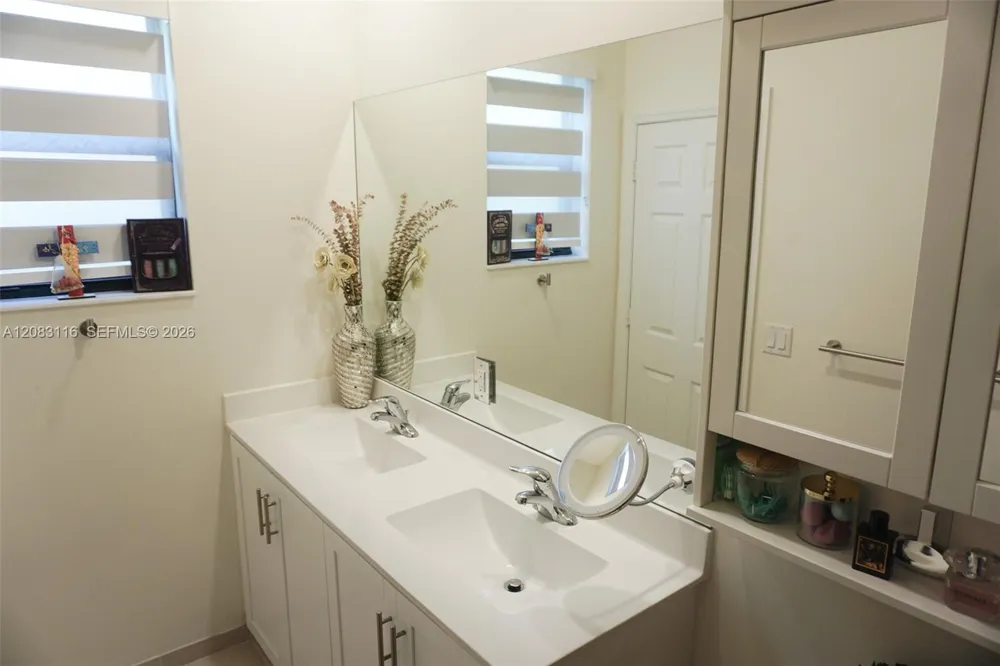 10589 W 32nd Ln Hialeah Gardens, FL 33018