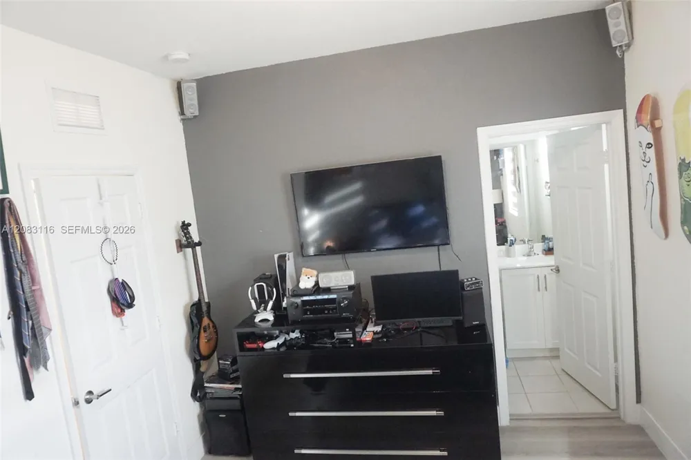 10589 W 32nd Ln Hialeah Gardens, FL 33018