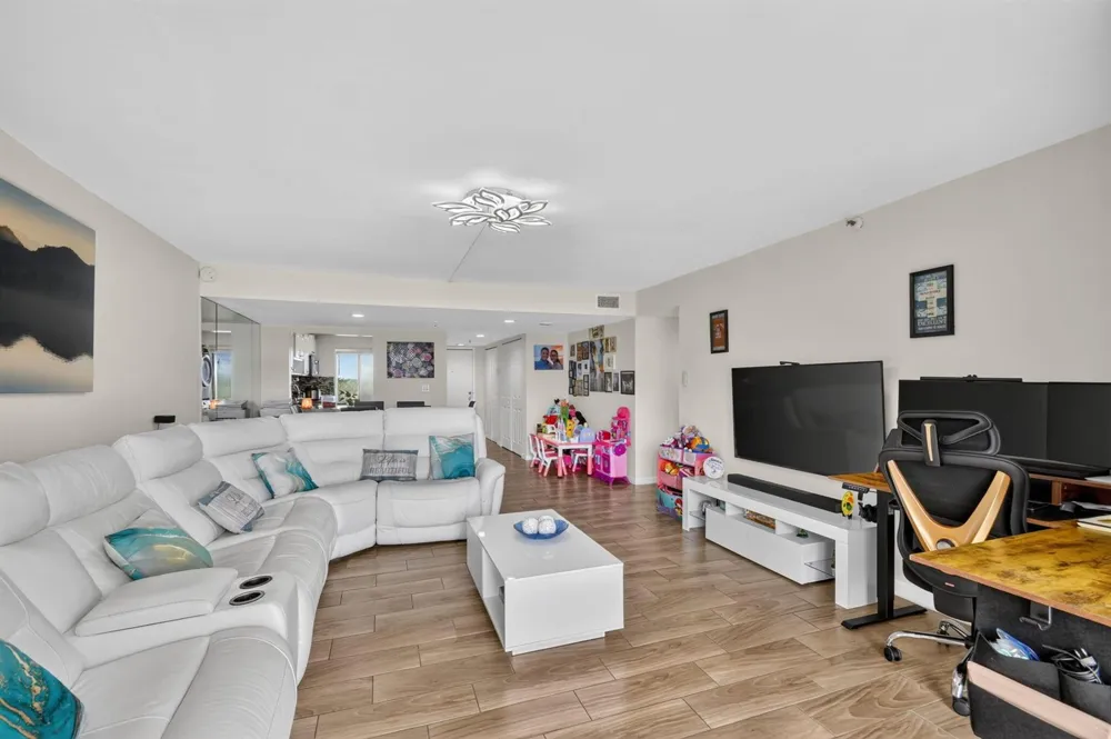 2786 TENNIS CLUB DRIVE #407 West Palm Beach, FL 33417