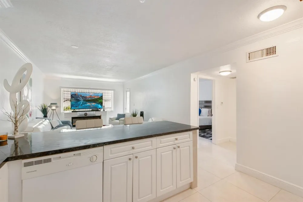 2581 Garden Drive #206 Lake Worth, FL 33461