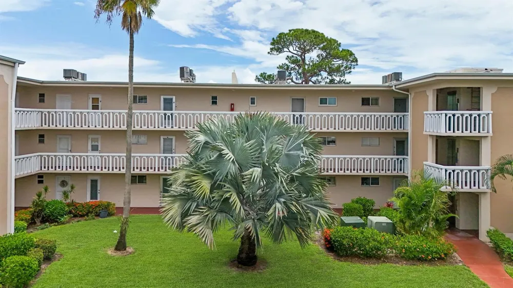2581 Garden Drive #206 Lake Worth, FL 33461
