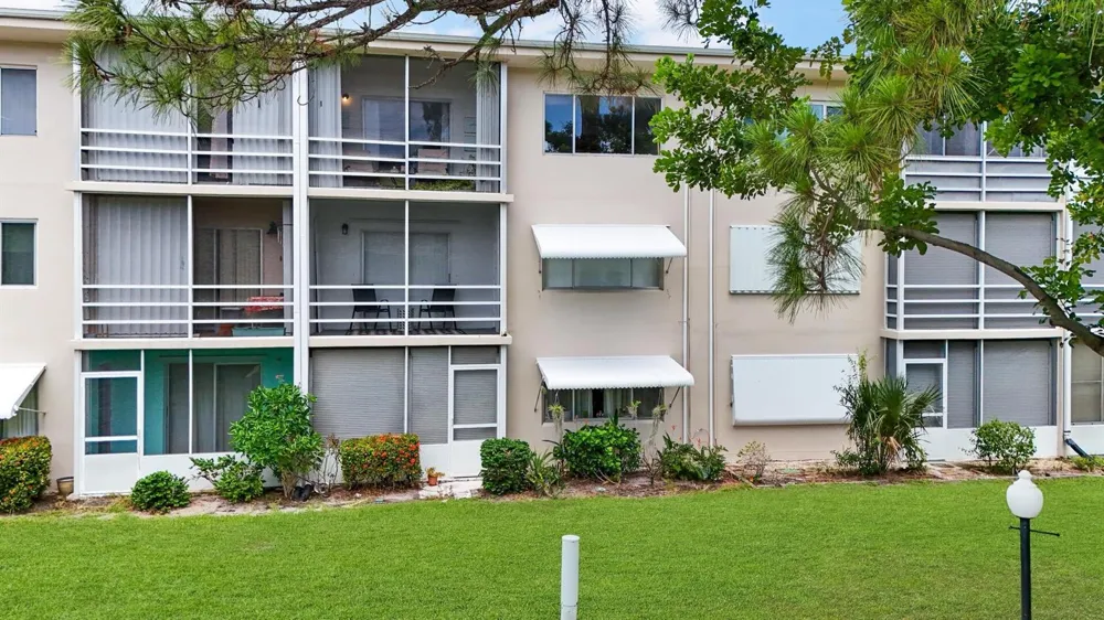 2581 Garden Drive #206 Lake Worth, FL 33461