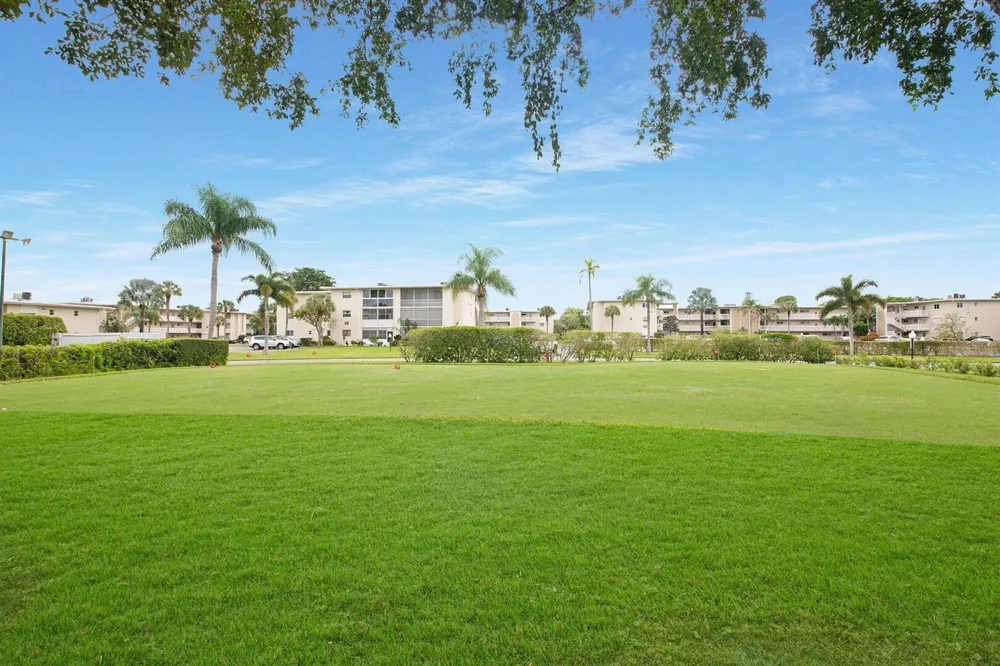 2581 Garden Drive #206 Lake Worth, FL 33461