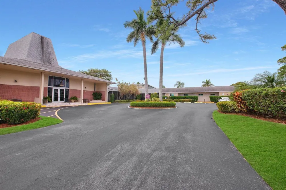 2581 Garden Drive #206 Lake Worth, FL 33461
