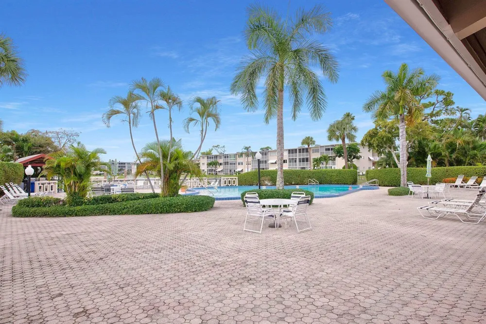 2581 Garden Drive #206 Lake Worth, FL 33461