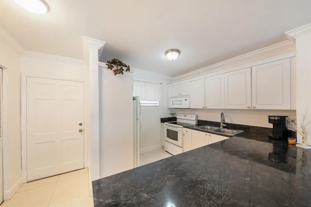 2581 Garden Drive #206 Lake Worth, FL 33461