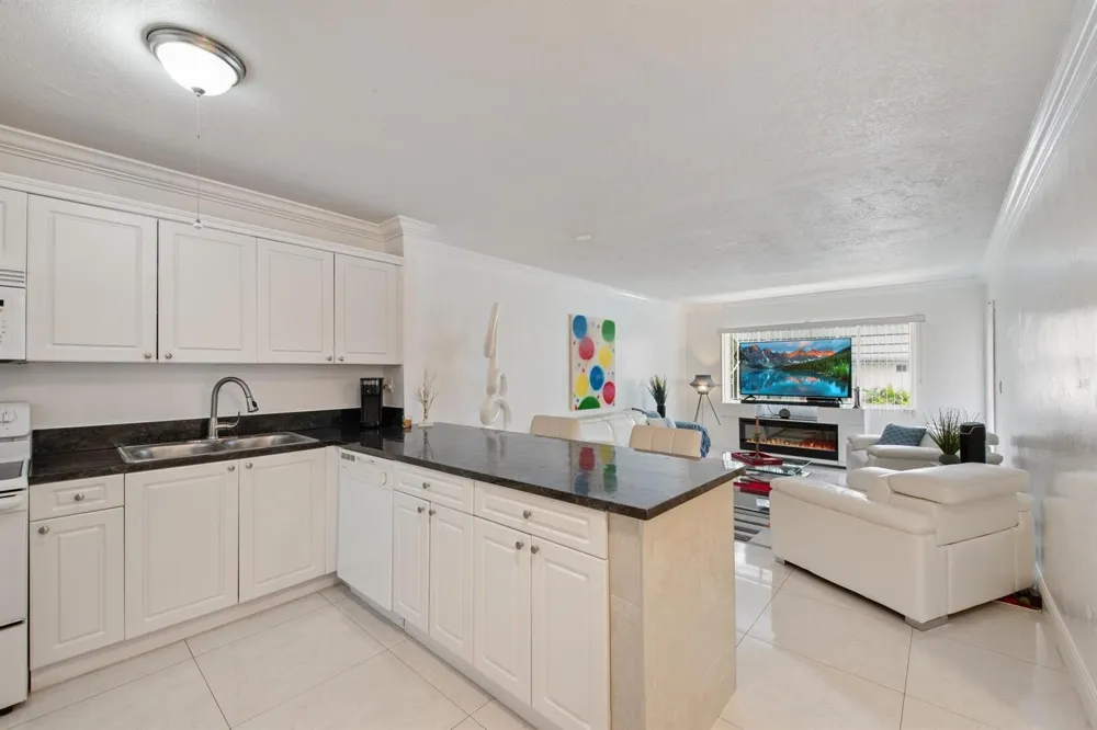 2581 Garden Drive #206 Lake Worth, FL 33461