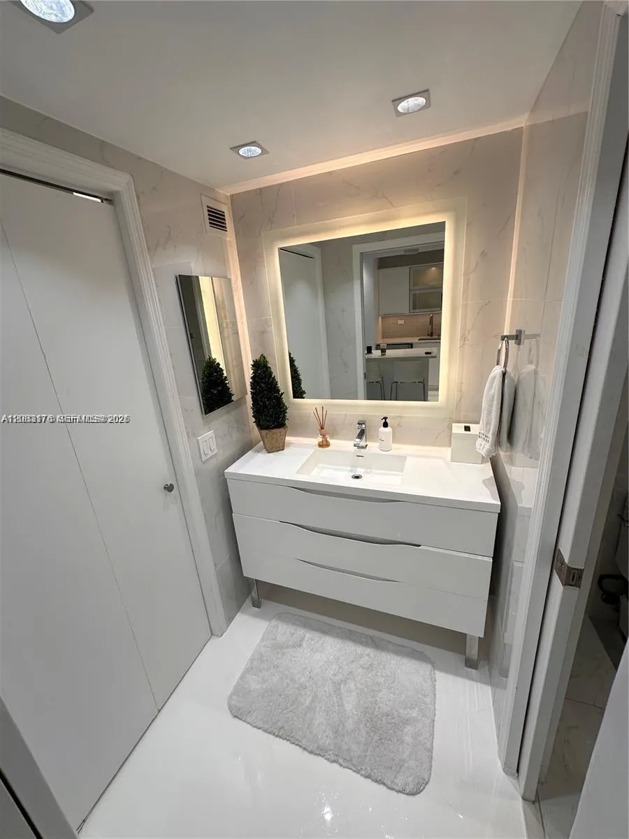 2301 Collins Ave #611 Miami Beach, FL 33139