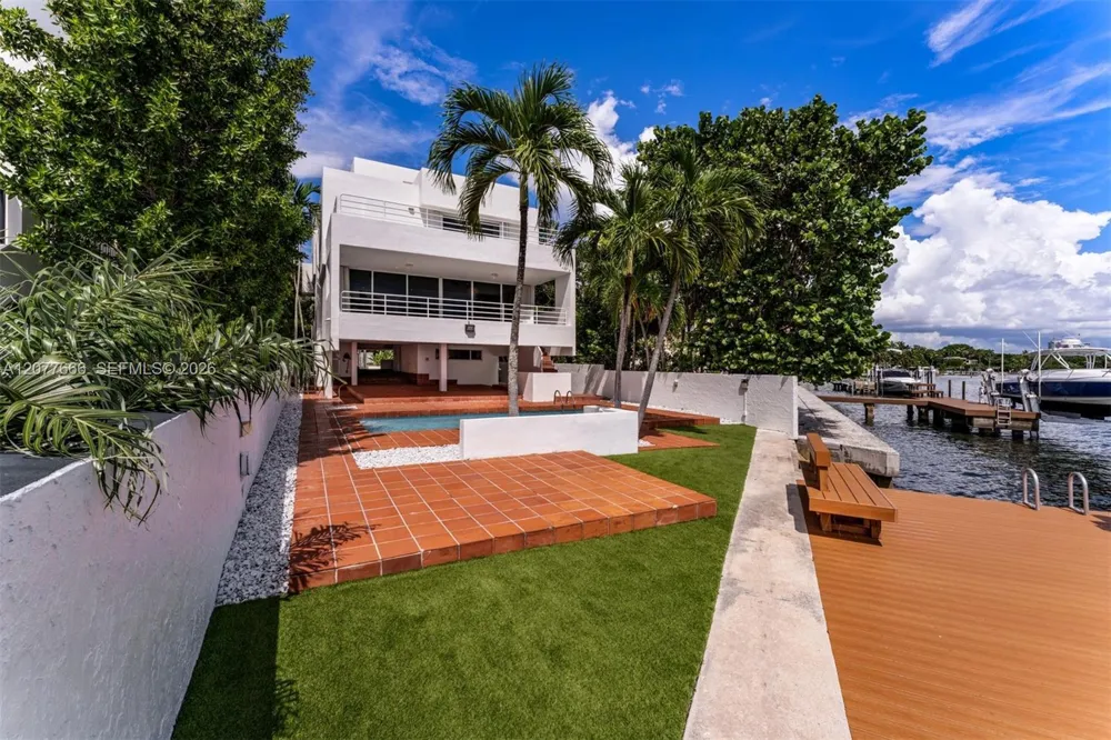 3499 Prospect Dr Miami, FL 33133