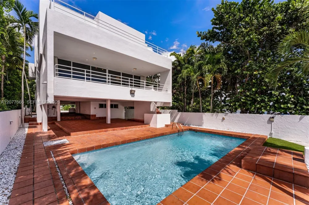 3499 Prospect Dr Miami, FL 33133