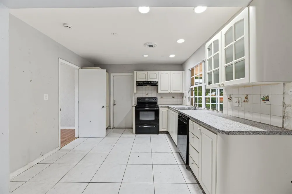 2700 NW 36th Avenue Lauderdale Lakes, FL 33311