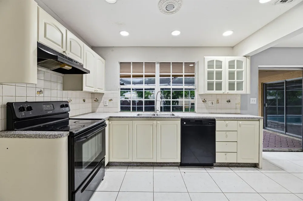 2700 NW 36th Avenue Lauderdale Lakes, FL 33311
