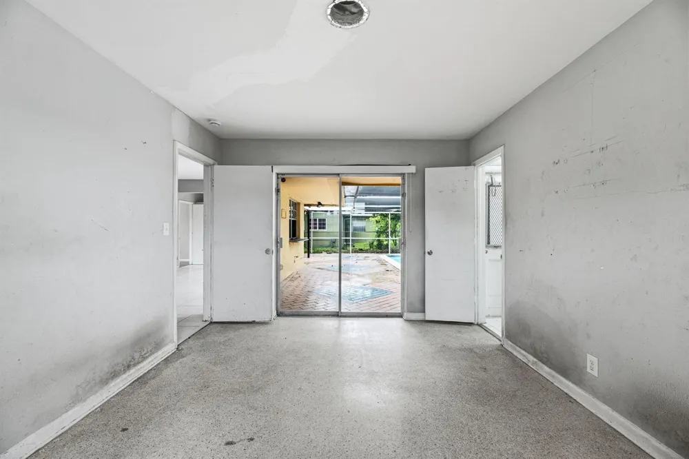 2700 NW 36th Avenue Lauderdale Lakes, FL 33311