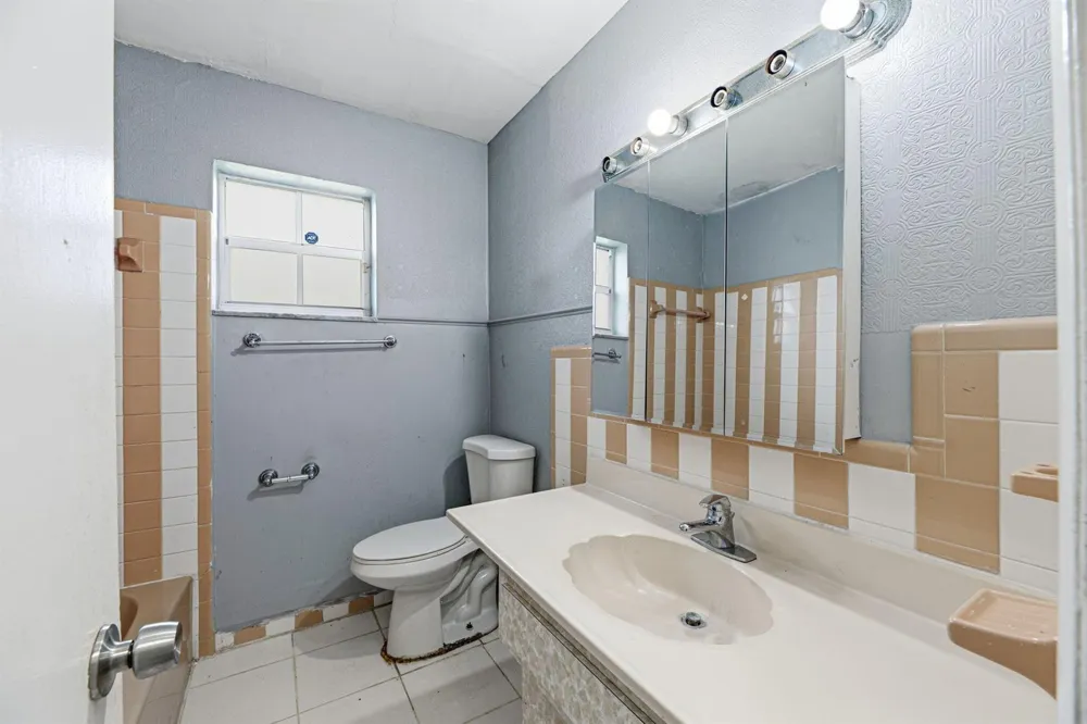 2700 NW 36th Avenue Lauderdale Lakes, FL 33311