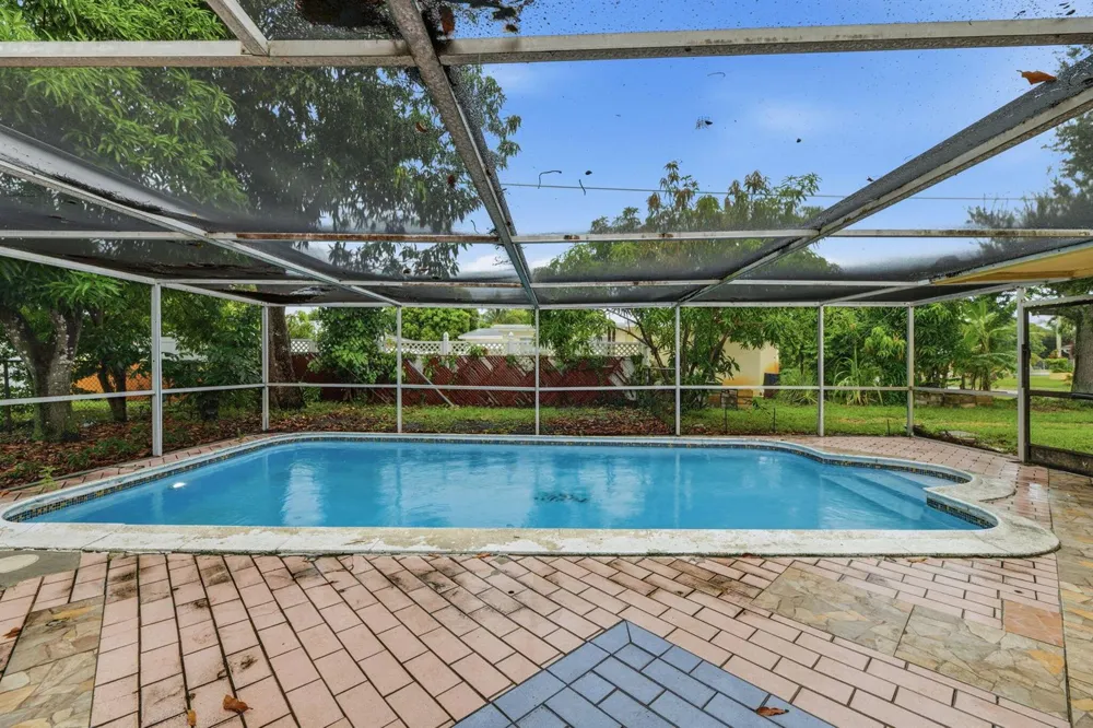 2700 NW 36th Avenue Lauderdale Lakes, FL 33311