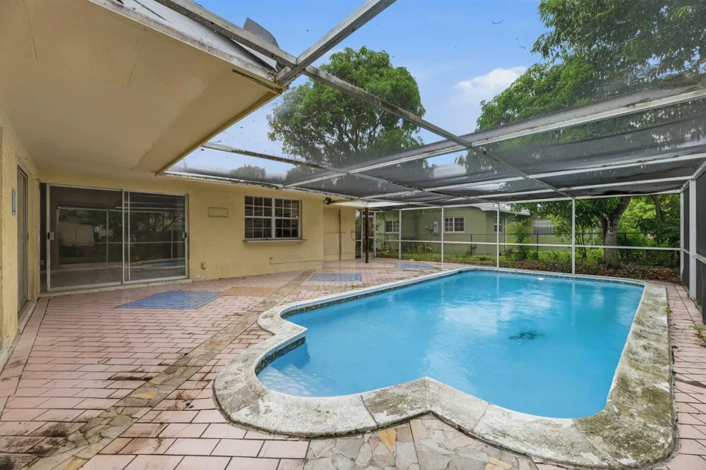2700 NW 36th Avenue Lauderdale Lakes, FL 33311