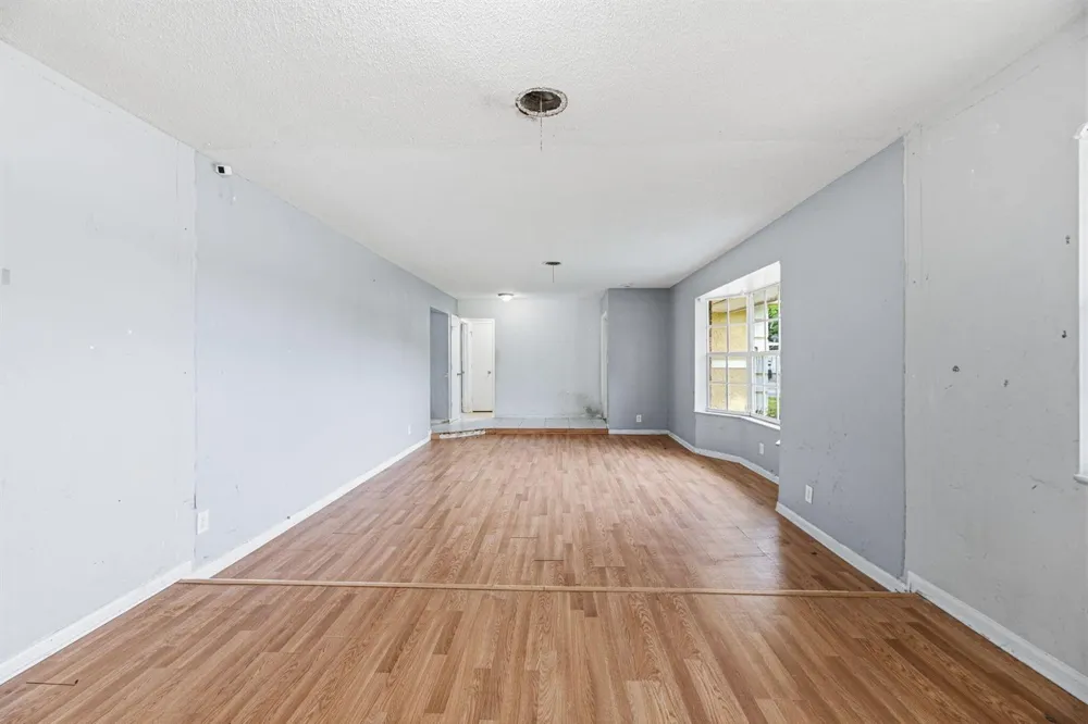 2700 NW 36th Avenue Lauderdale Lakes, FL 33311