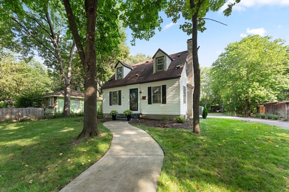 2757 Sherwood Road Mounds View, MN 55112