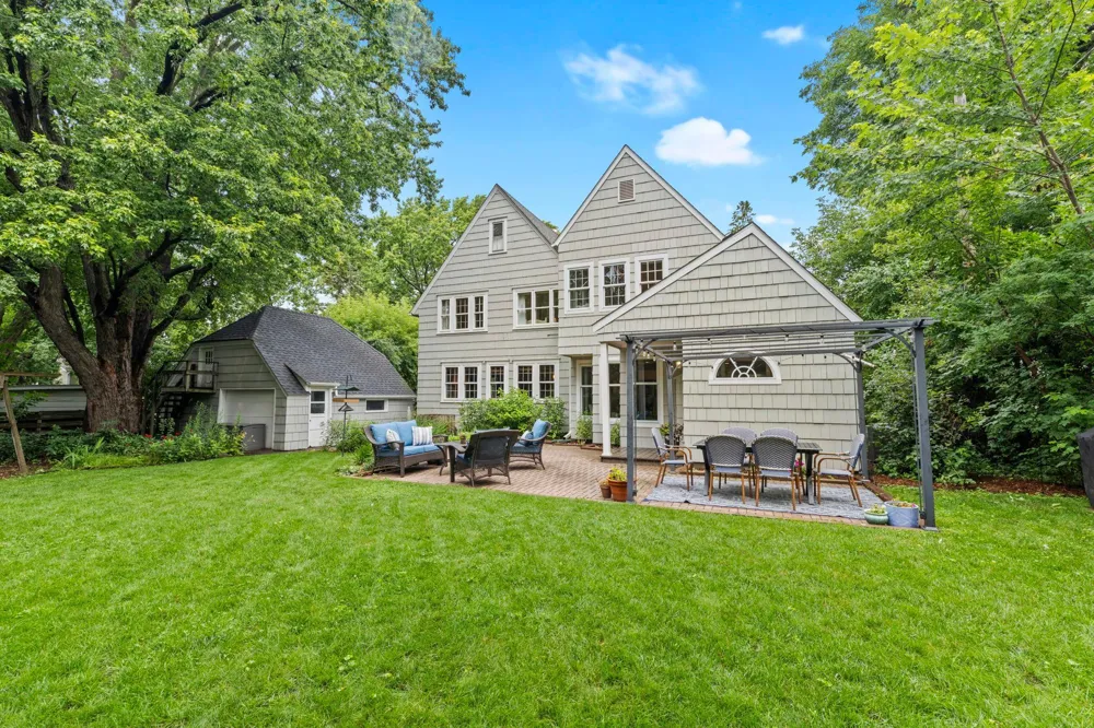1244 Roselawn Avenue W Roseville, MN 55113