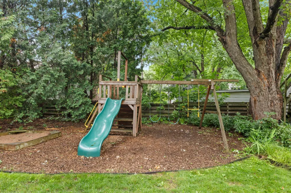 1244 Roselawn Avenue W Roseville, MN 55113