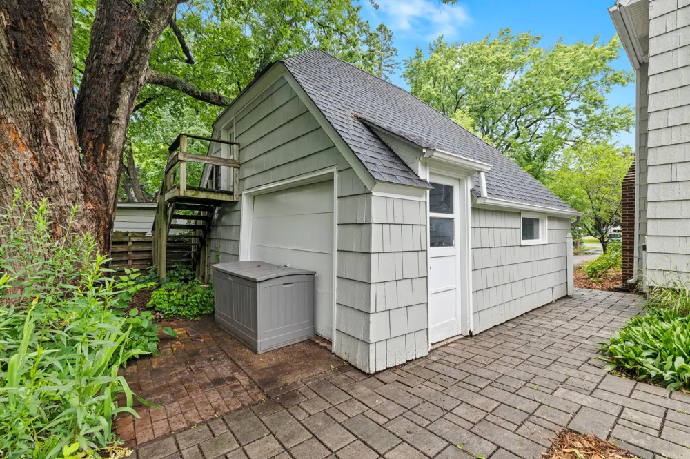 1244 Roselawn Avenue W Roseville, MN 55113