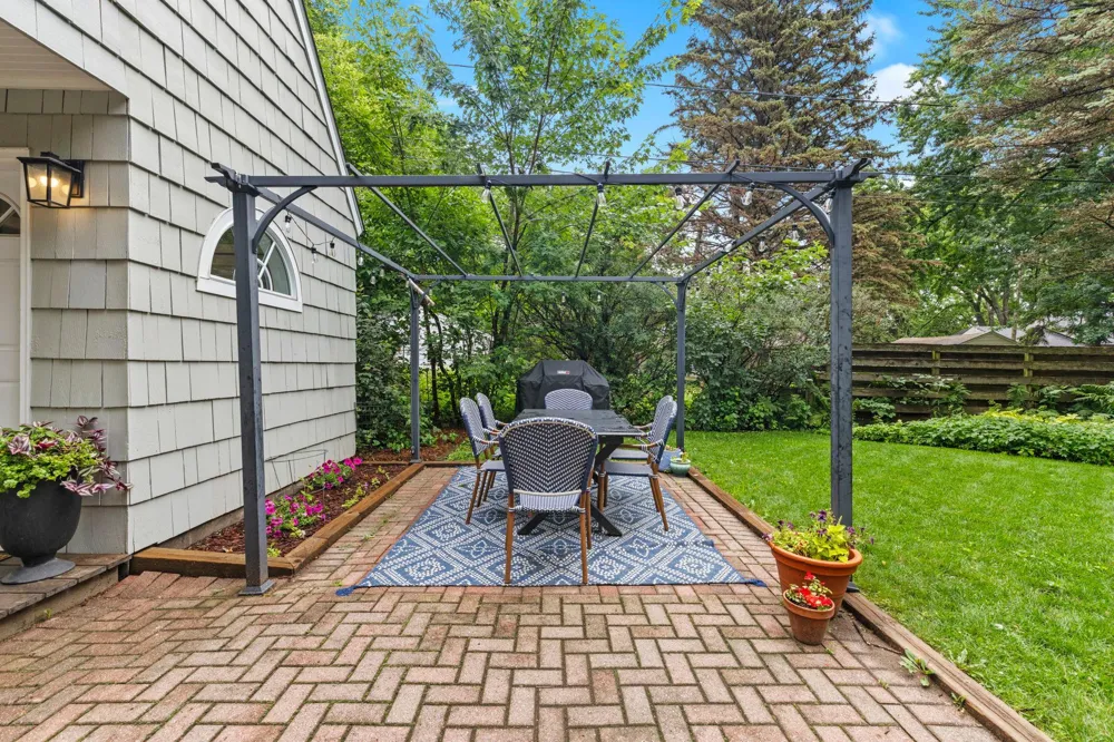 1244 Roselawn Avenue W Roseville, MN 55113