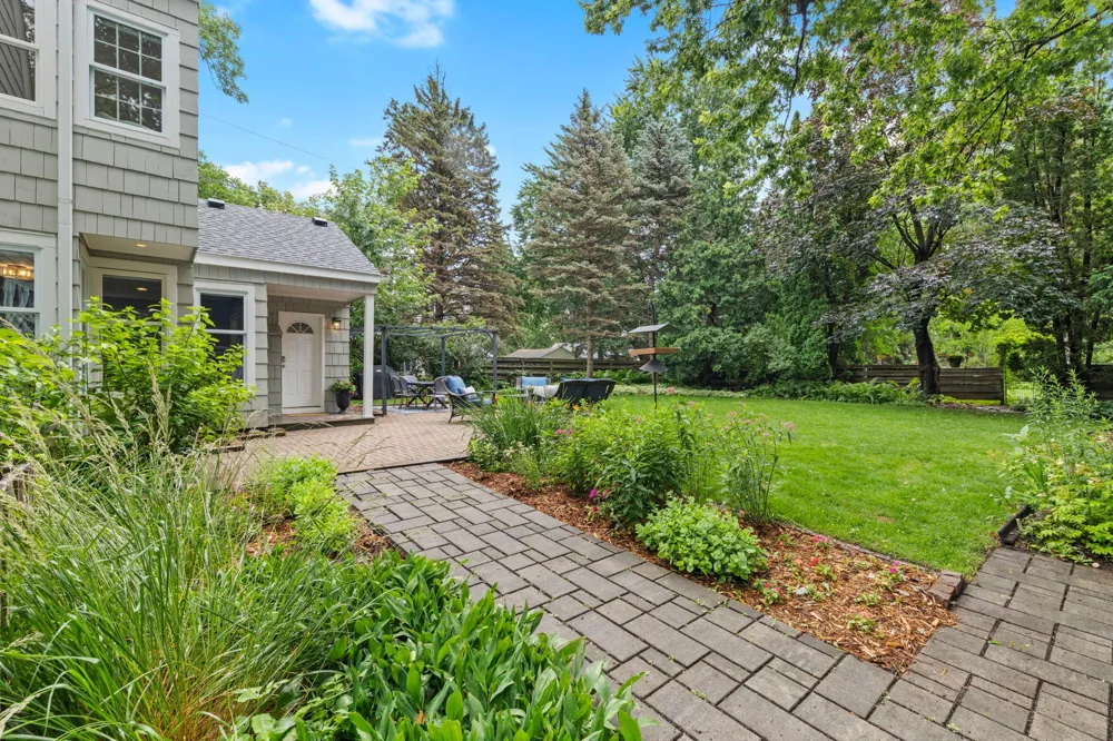 1244 Roselawn Avenue W Roseville, MN 55113