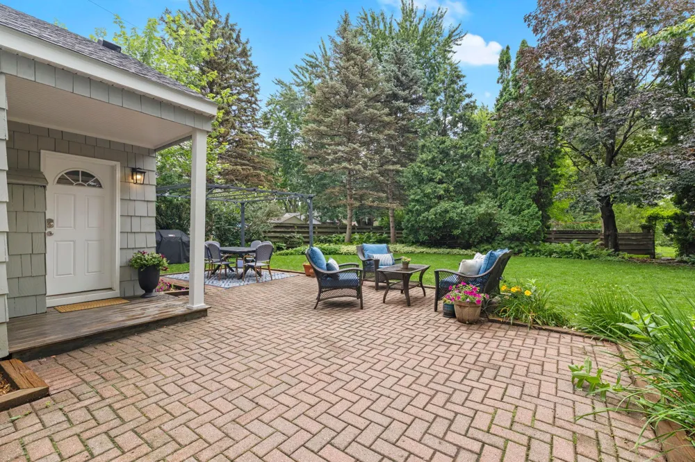 1244 Roselawn Avenue W Roseville, MN 55113