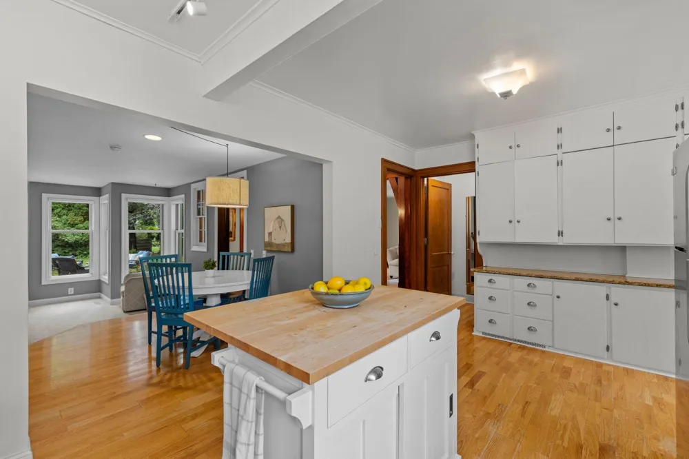 1244 Roselawn Avenue W Roseville, MN 55113