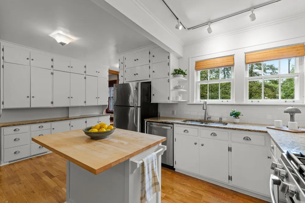 1244 Roselawn Avenue W Roseville, MN 55113