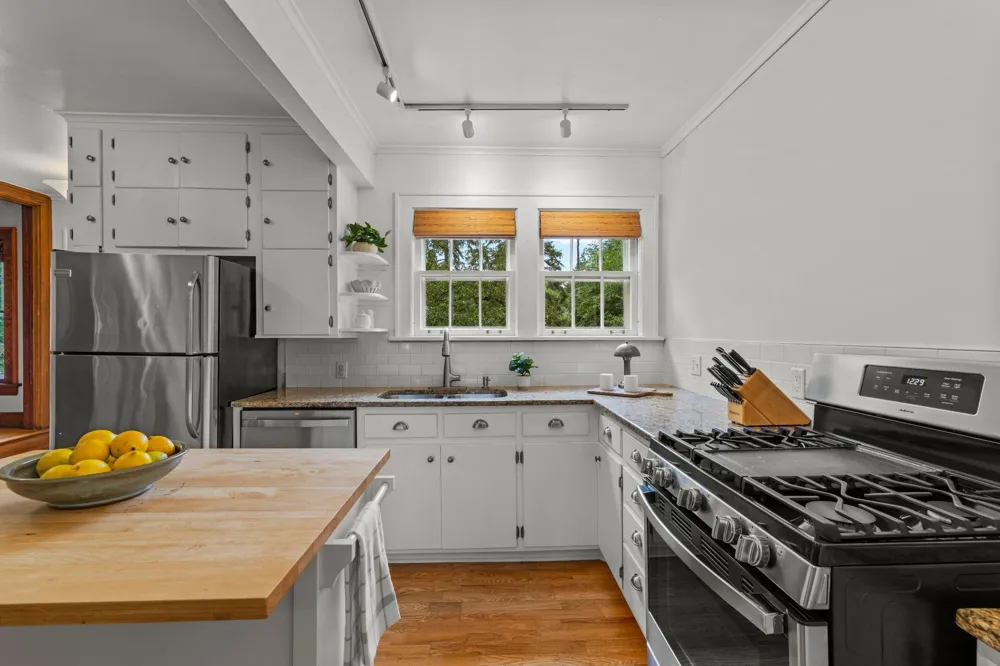 1244 Roselawn Avenue W Roseville, MN 55113
