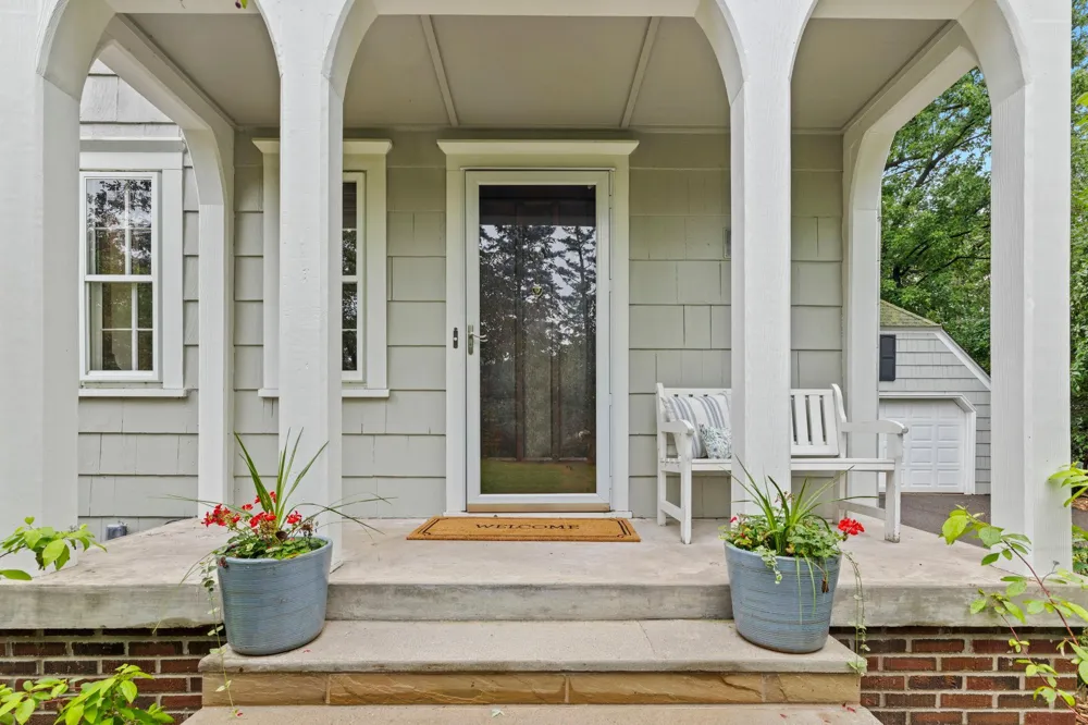 1244 Roselawn Avenue W Roseville, MN 55113