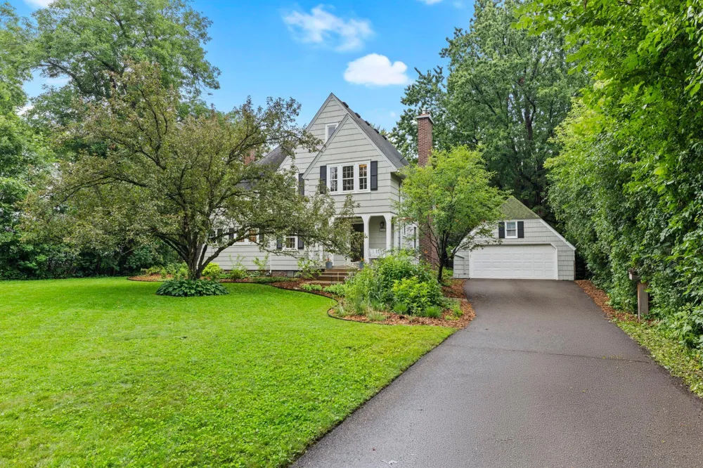 1244 Roselawn Avenue W Roseville, MN 55113