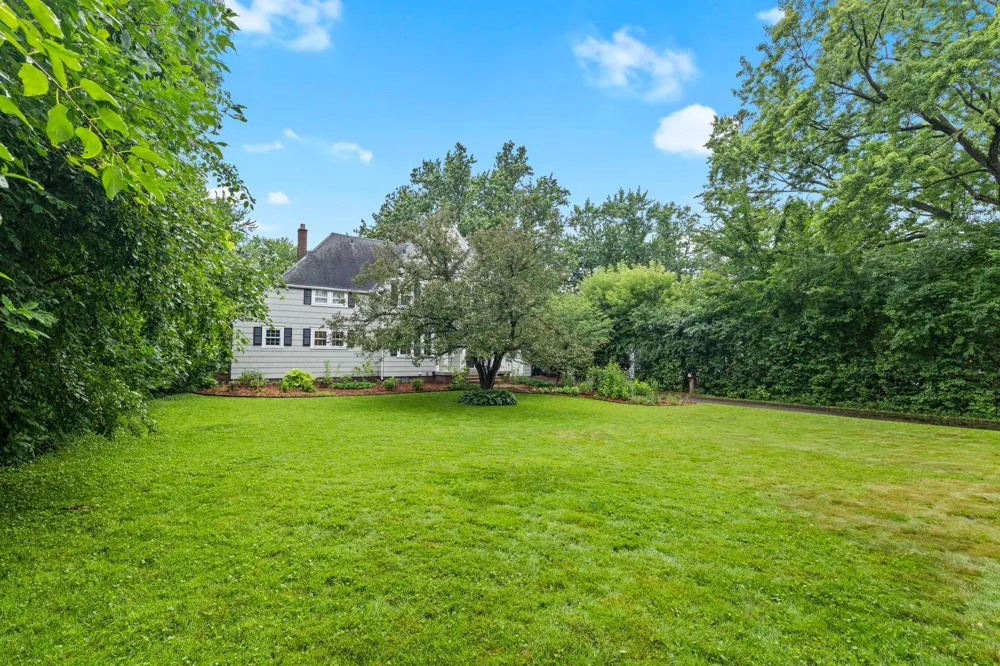 1244 Roselawn Avenue W Roseville, MN 55113
