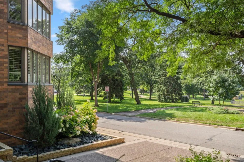 210 W Grant St #607 Minneapolis, MN 55403