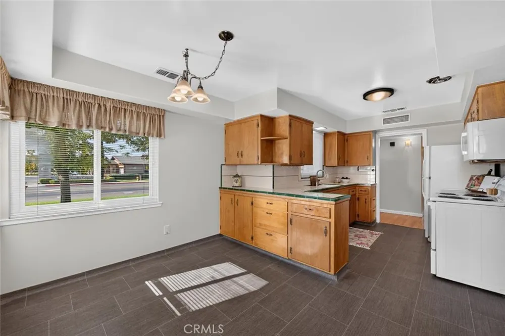 75 W Sierra Clovis, CA 93612