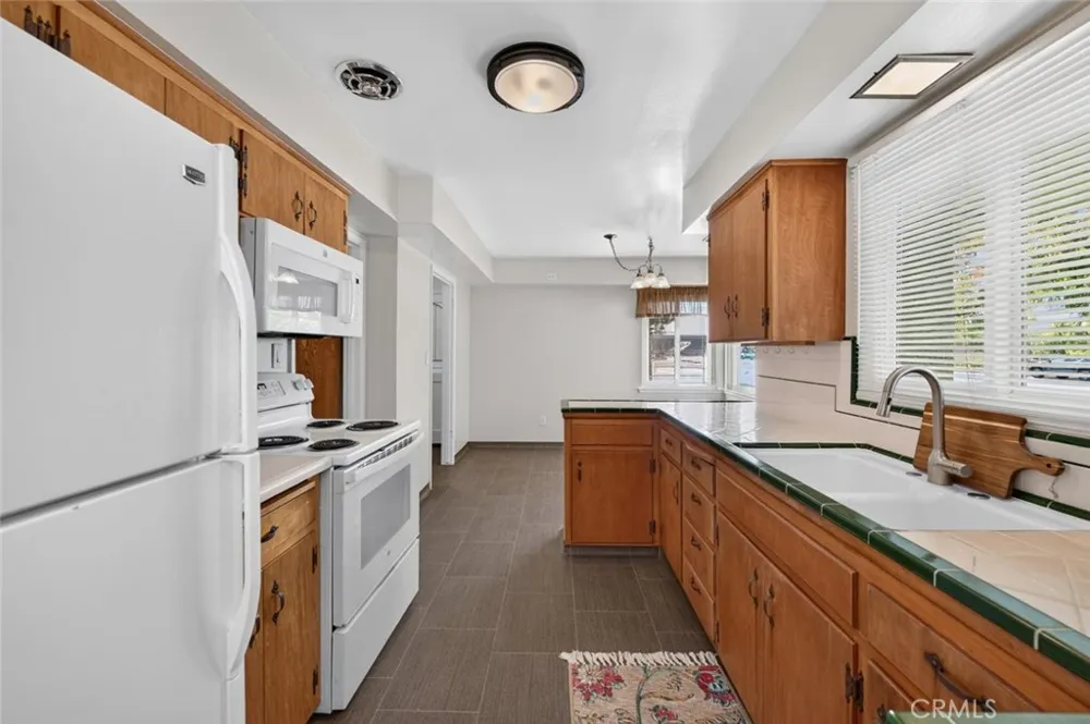 75 W Sierra Clovis, CA 93612