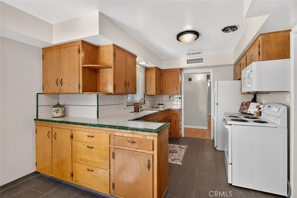75 W Sierra Clovis, CA 93612