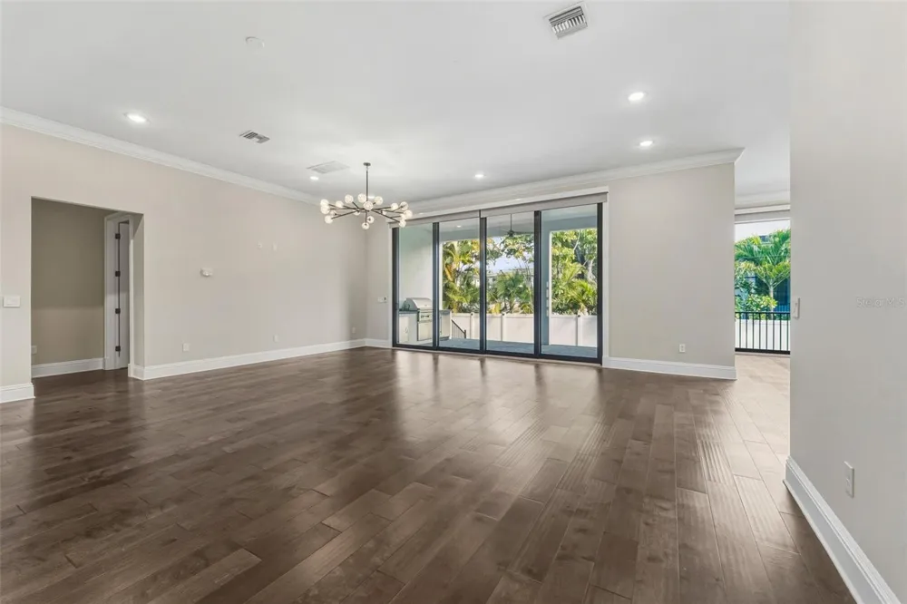 481 W DAVIS BOULEVARD Tampa, FL 33606