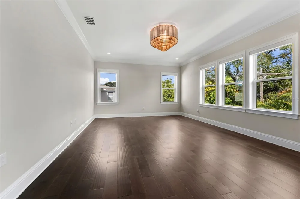 481 W DAVIS BOULEVARD Tampa, FL 33606