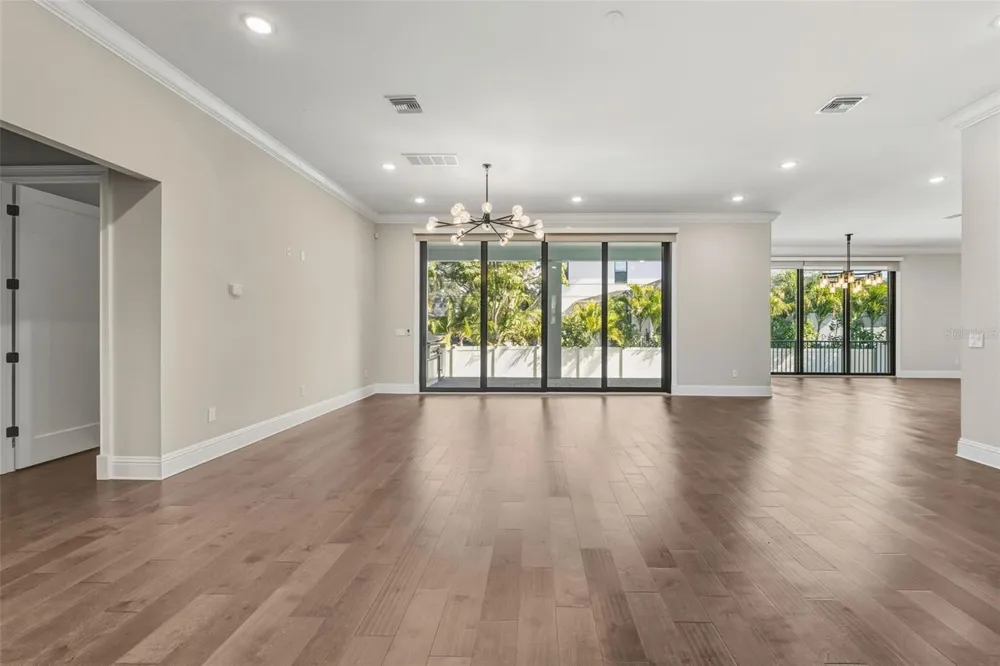 481 W DAVIS BOULEVARD Tampa, FL 33606
