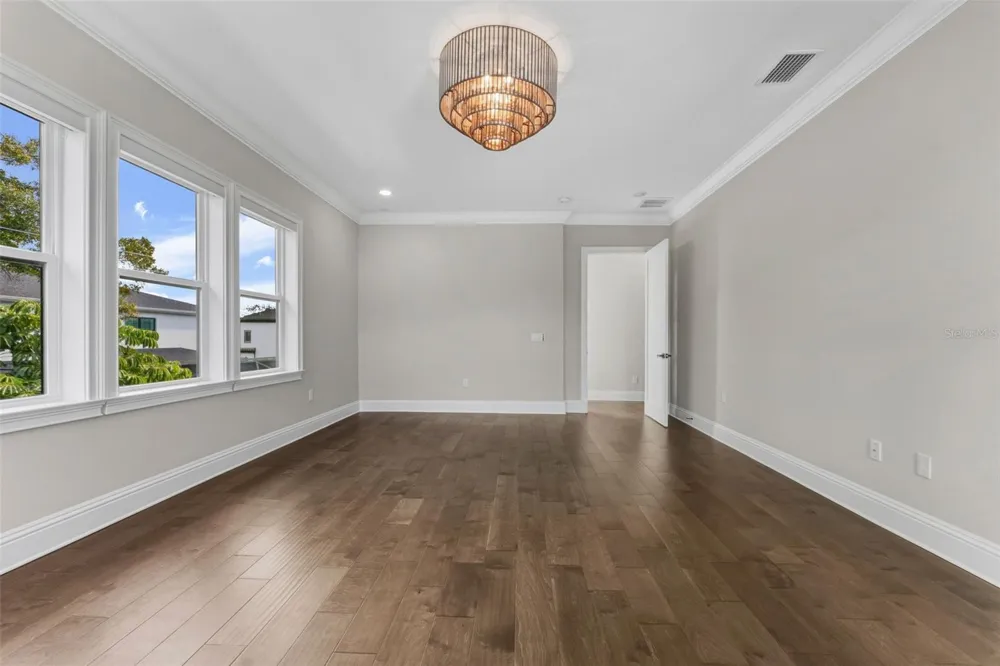 481 W DAVIS BOULEVARD Tampa, FL 33606