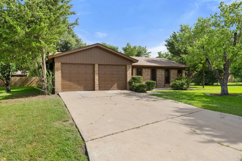 704 Brookwood Circle Taylor, TX 76574