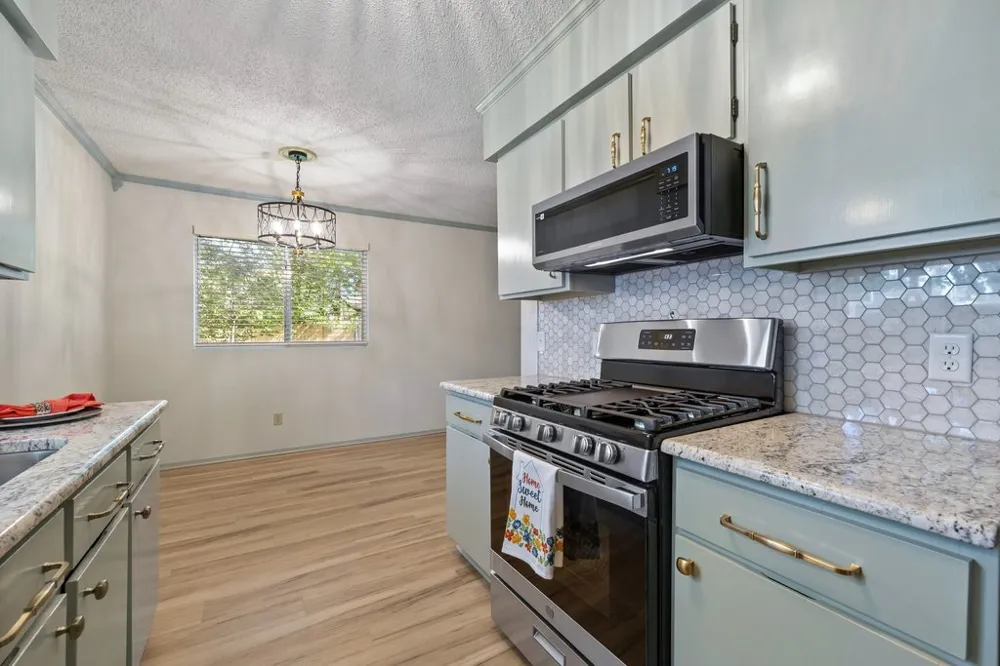 704 Brookwood Circle Taylor, TX 76574